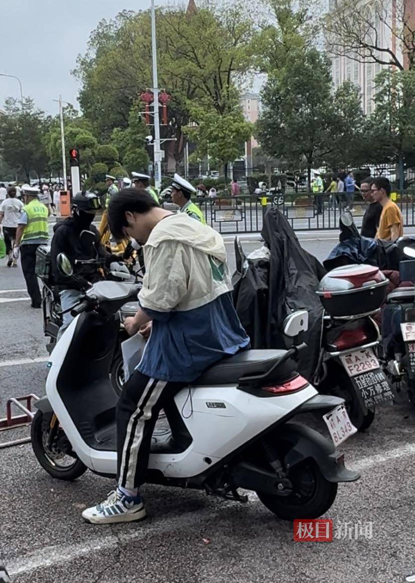 皇冠注册平台_“我妈记错时间了!”高考第二天皇冠注册平台,连续两名考生向记者借手机联系家长