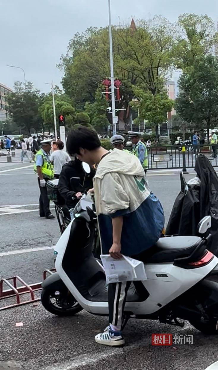 皇冠注册平台_“我妈记错时间了!”高考第二天皇冠注册平台,连续两名考生向记者借手机联系家长