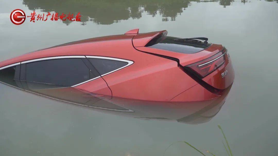 英超足球联赛
_贵阳一男子连人带车冲进鱼塘！塘主：鱼死了不少英超足球联赛
，车主：我当时正在……