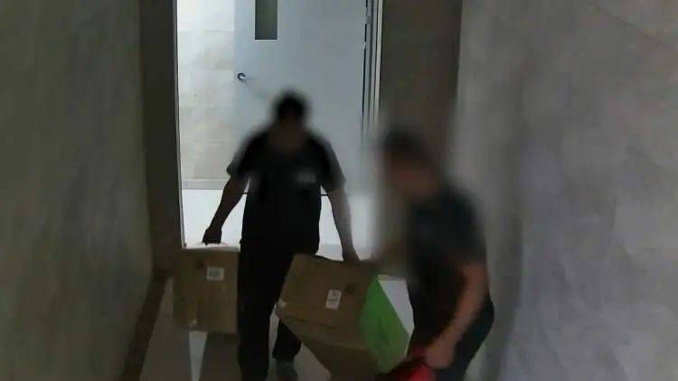 皇冠体育App下载_男子为方便施工队装修新家皇冠体育App下载，将钥匙放楼道消防栓内，致刚买的家电全部不翼而飞！