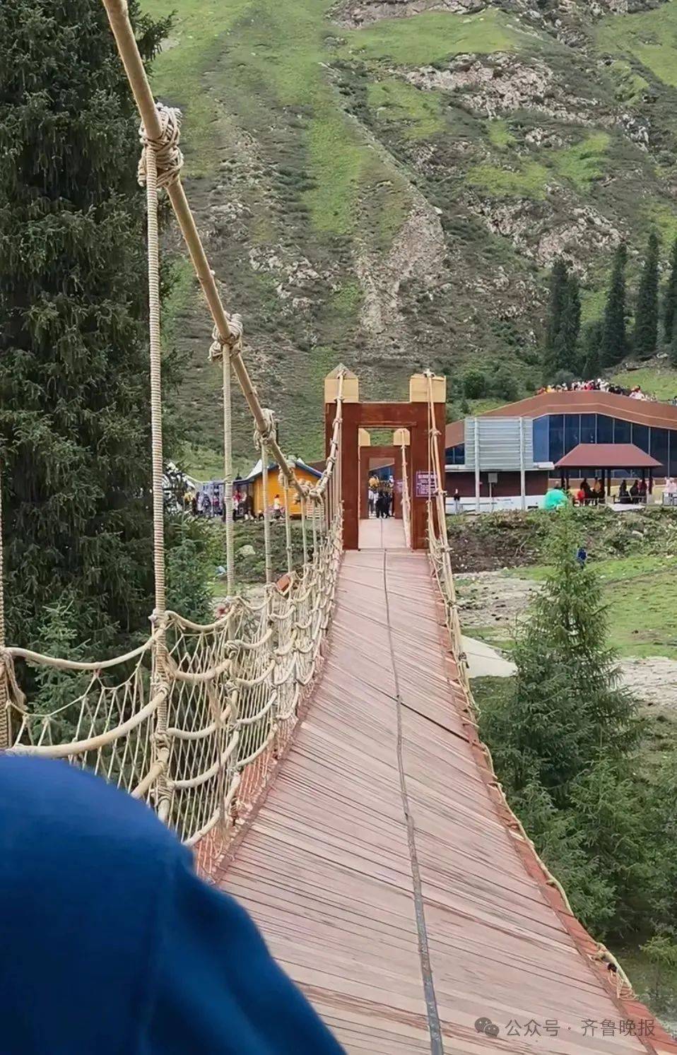 皇冠信用APP下载_5人遇难24人受伤!新疆伊犁一景区吊桥桥索断裂皇冠信用APP下载,亲历者称“现在手还在不断颤抖”