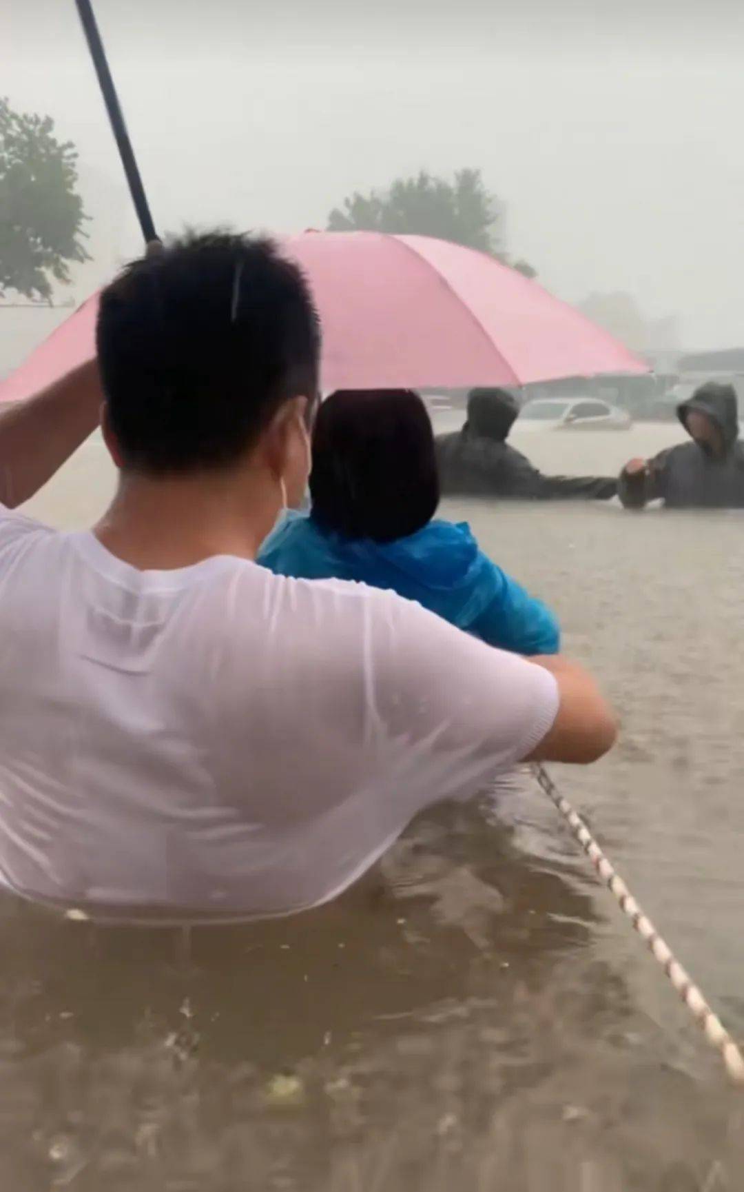 皇冠信用網会员注册网址_郑州暴雨致京广路隧道被淹皇冠信用網会员注册网址,亲历者:车是飘起来的,很害怕,有人爬梯子离开 2021年也曾淹没多台车辆