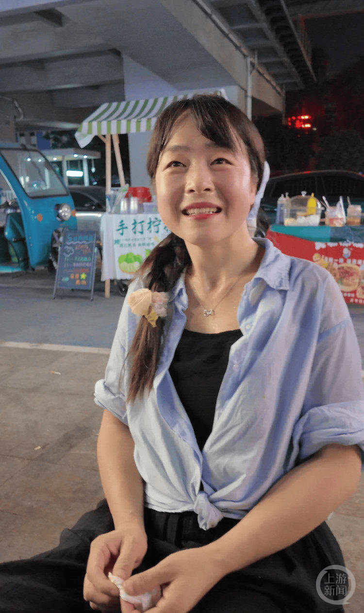 奥地利联赛
_失去双腿的她在夜市摆摊 成奥地利联赛
了夜市里的“团宠”