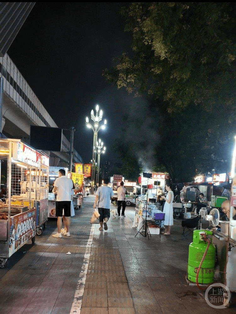 奥地利联赛
_失去双腿的她在夜市摆摊 成奥地利联赛
了夜市里的“团宠”