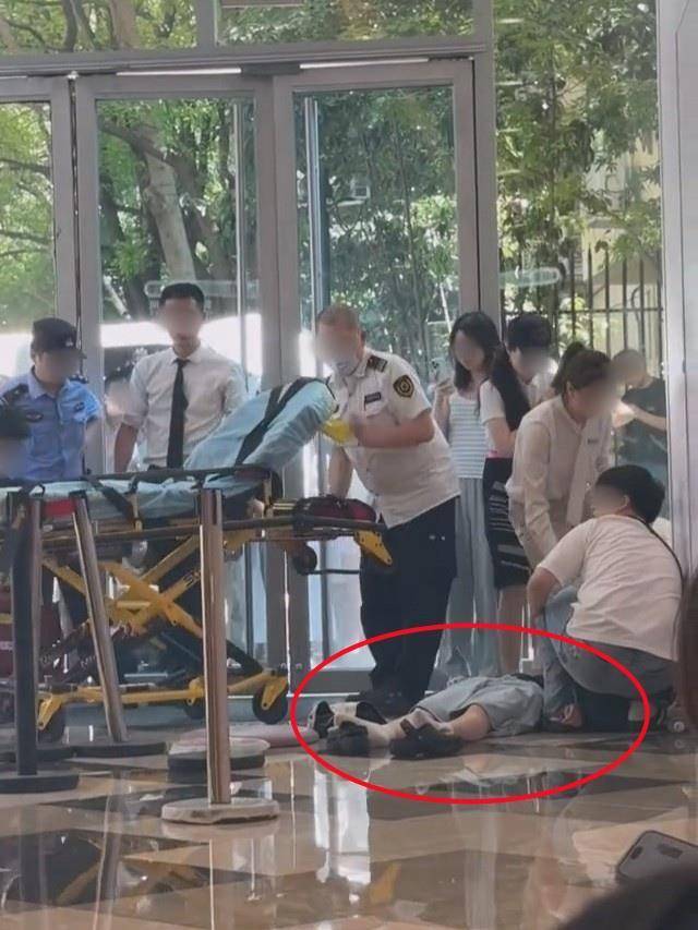 皇冠信用網登3代理
_上海一主理人新店开业当天即闭店皇冠信用網登3代理
,顾客现场冒高温排长队有人晕倒,商场:已送医,另有人中暑