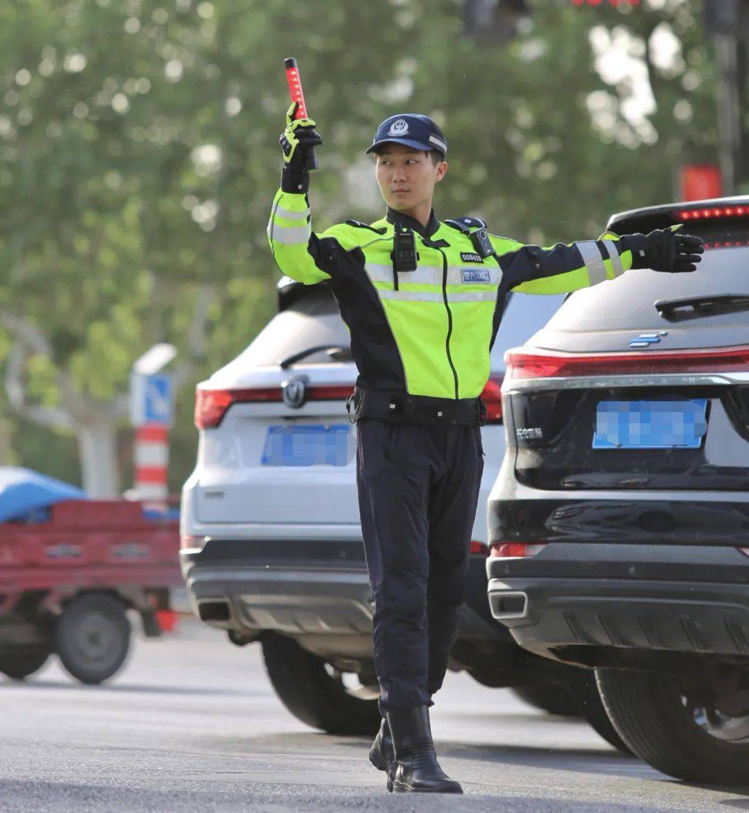 怎么开通皇冠信用網口
_货车司机被交警弄哭了怎么开通皇冠信用網口
，网友：处理得好！