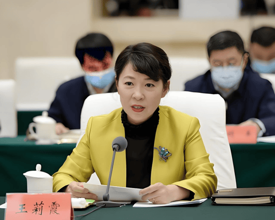 皇冠信用网在线注册
_正部级美女大员被查!千万华服堆满多套住宅皇冠信用网在线注册
,化妆团队提前数小时待命~