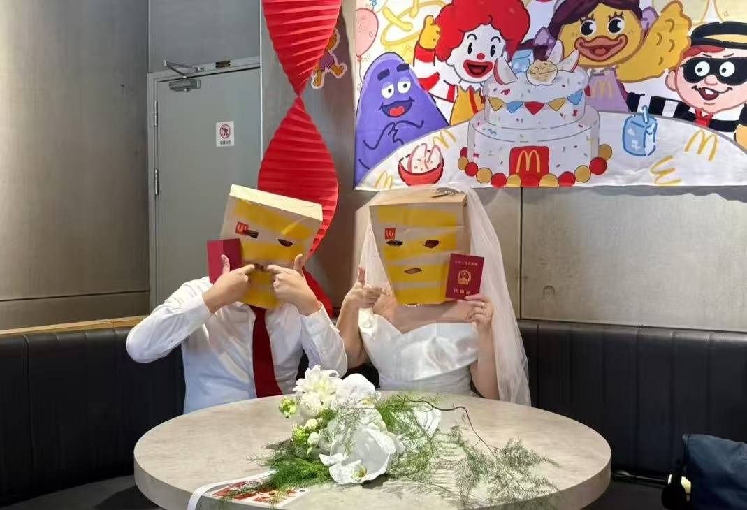 希腊vs波斯尼亚和黑塞哥维那_新人回应在麦当劳办婚礼:选在第一次约会的那家希腊vs波斯尼亚和黑塞哥维那,人均80元,朋友们觉得很新奇