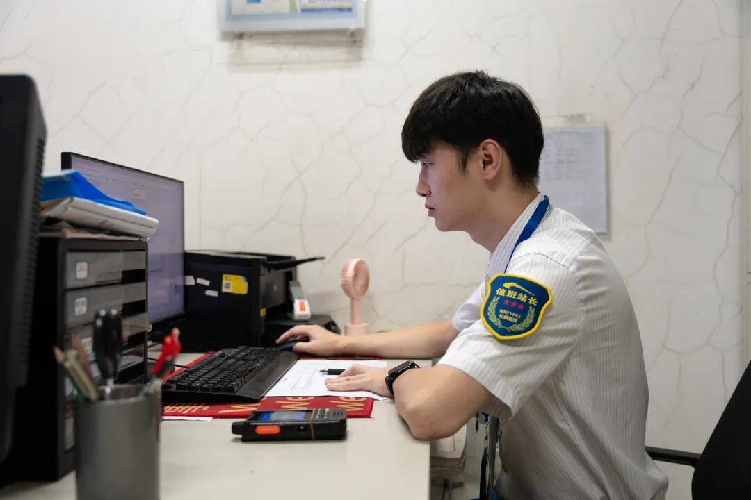 东北乐天金鹰队vs垮玉西武狮子队_一根牙签“抢”回25万元!一老年乘客手机被“黑”东北乐天金鹰队vs垮玉西武狮子队,地铁值班站长紧急取卡