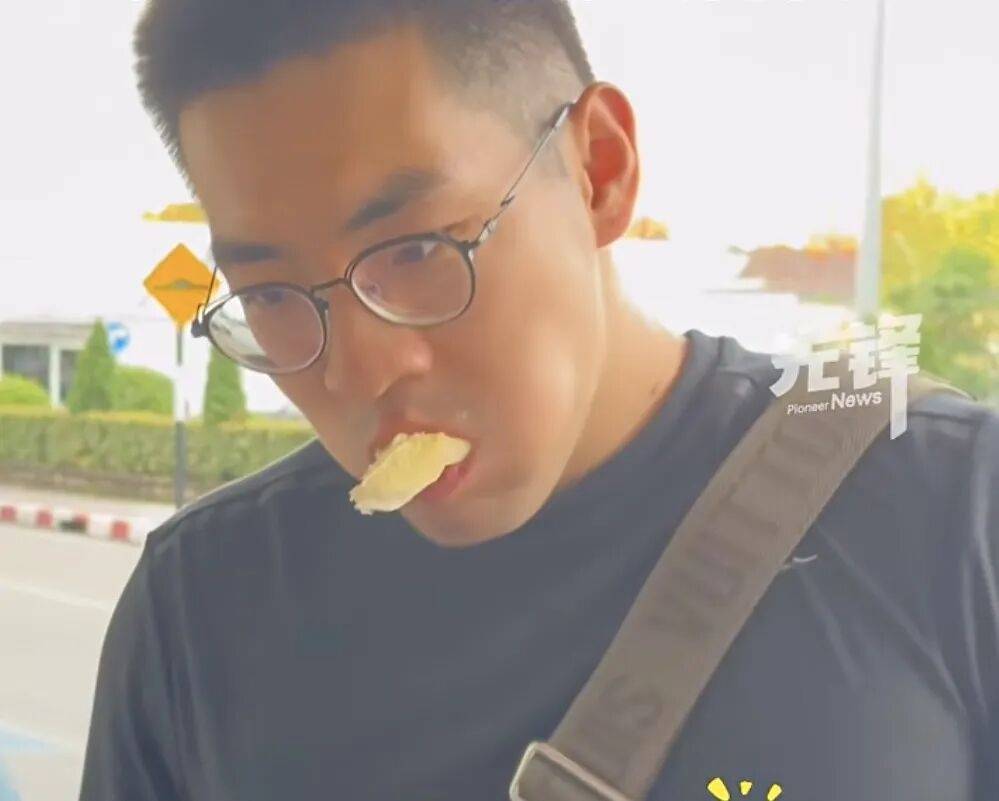 联赛杯(在美国和加拿大)_登机前5人狂吃11斤榴莲联赛杯(在美国和加拿大),飞机上打嗝都是榴莲味,以至乘客投诉“有人偷带榴莲上飞机”