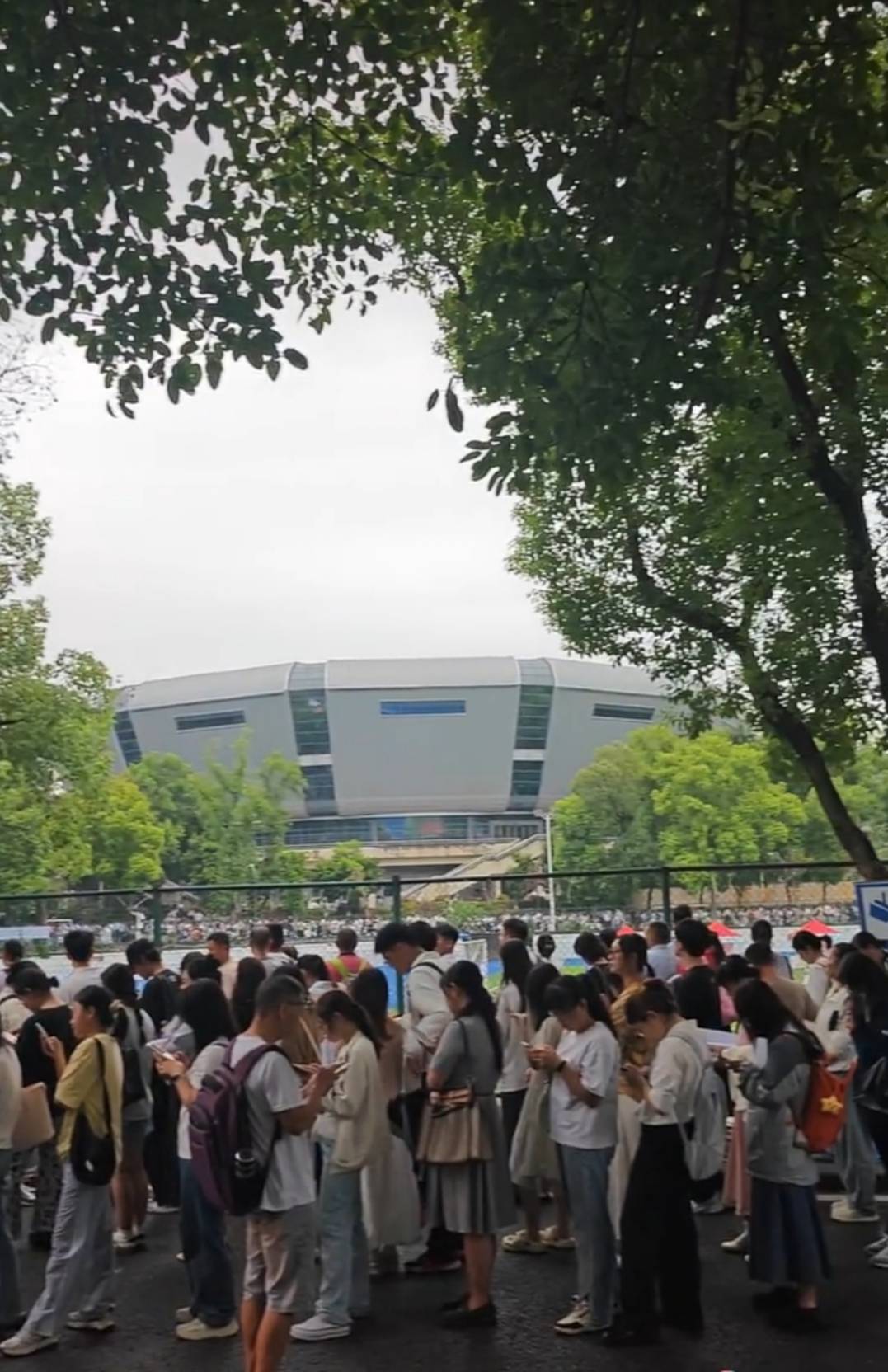 皇冠信用网在线申请_成都市在西南大学招聘数百名教师皇冠信用网在线申请,考生跑步进场引热议,校方:活动时间短,多面会匆忙