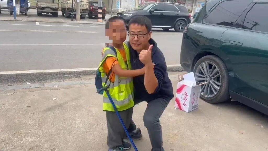 皇冠信用網哪里申请
_湖北一男子辞掉月薪2万元工作皇冠信用網哪里申请
,带9岁儿子徒步千里,计划60天走到山东……原因让人泪目