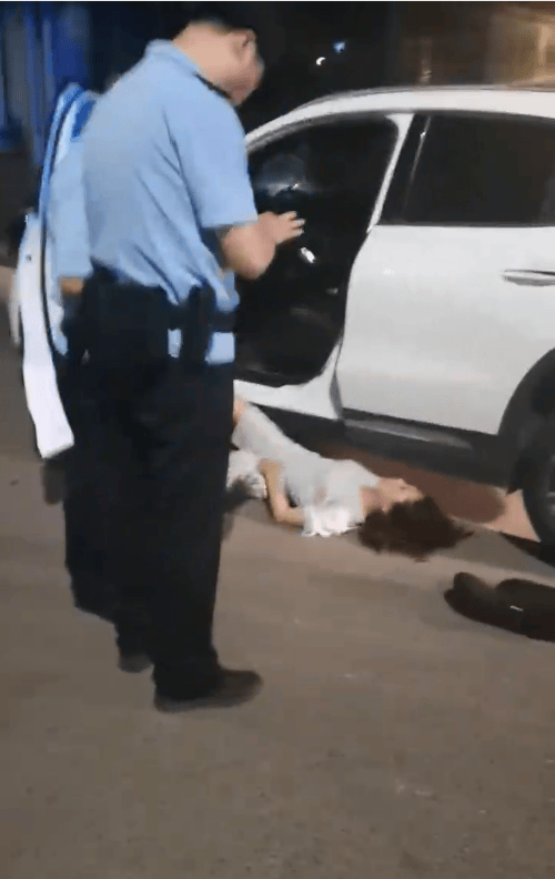 皇冠信用网正网
_一男子凌晨听到两声呼救皇冠信用网正网
,循声发现一女子在奔驰车外被白衣男勒昏!受害者:是受朋友之托借钱给白衣男,凌晨被骗至偏僻处遭非礼!