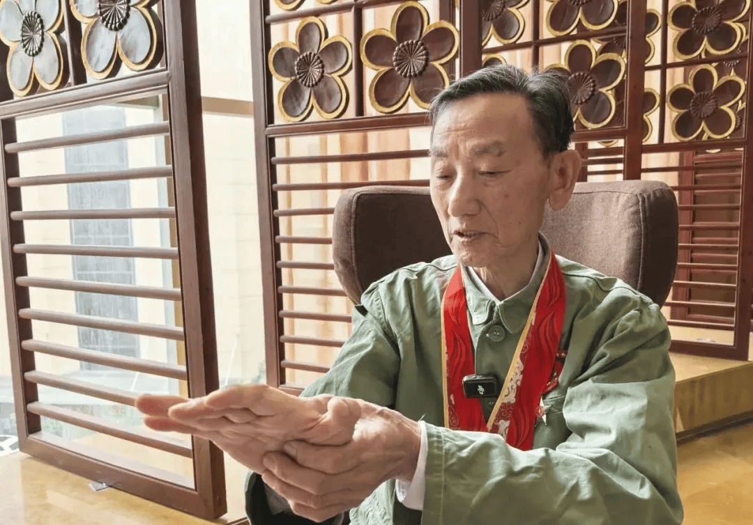 皇冠信用盘可以占几成
_“老先生皇冠信用盘可以占几成
,您把项链取下来再做CT”