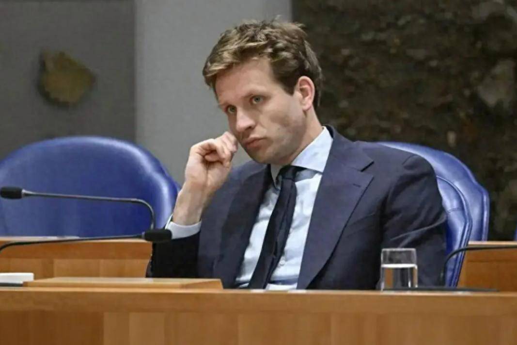 皇冠信用网正网
_荷兰主动把电话打到北京皇冠信用网正网
,不认错也不归还中企管理权,中方寸步不让:必须拿出个交代