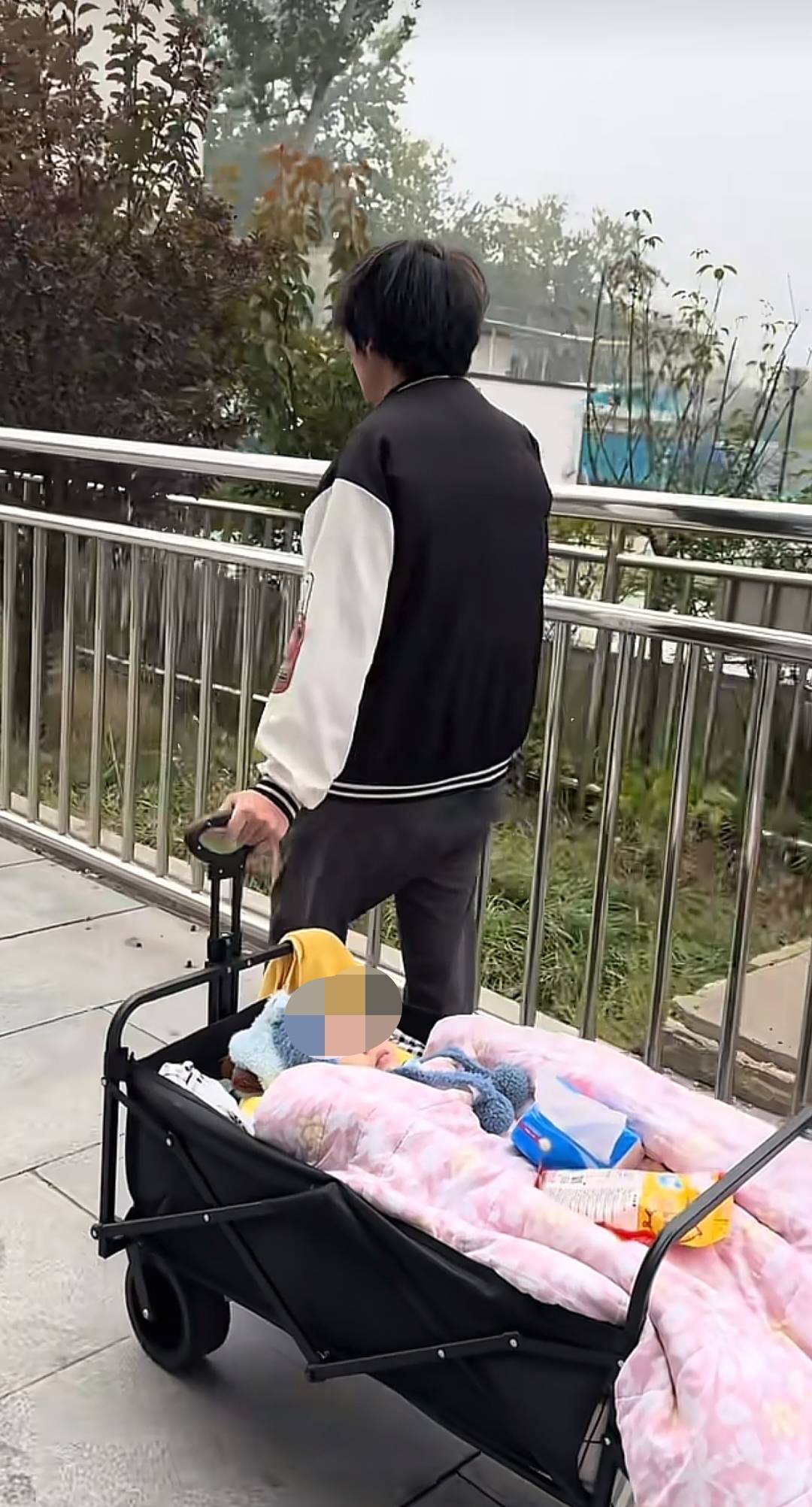 Hga030app_充气滑梯倾倒10人受伤Hga030app,包头2岁男童“睁眼性昏迷”已2个多月,当地披露事故原因