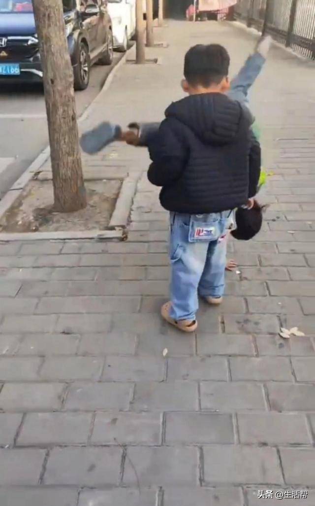 皇冠信用开户
_西安7岁女孩寒风中穿凉鞋路边捡吃的皇冠信用开户
,父亲称妻子离世家境窘迫,民政局:已妥善安排