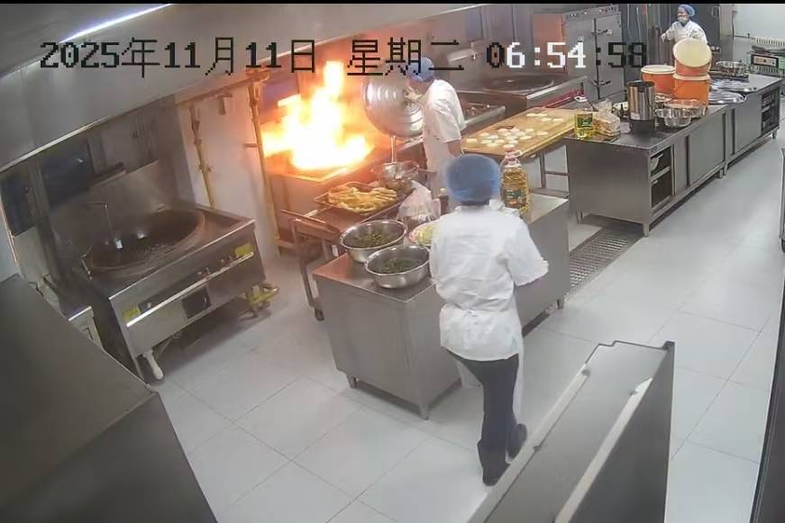 皇冠信用网开户
_后厨油锅起火员工盖住锅盖灭火皇冠信用网开户
,5秒后打开火苗蹿出险些伤人