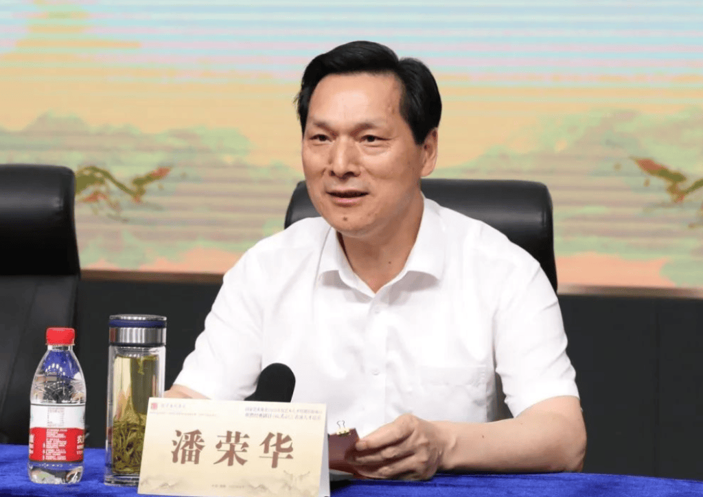 皇冠信用盘会员账号
_安徽铜陵市委常委、宣传部长潘荣华履新皖西学院党委书记