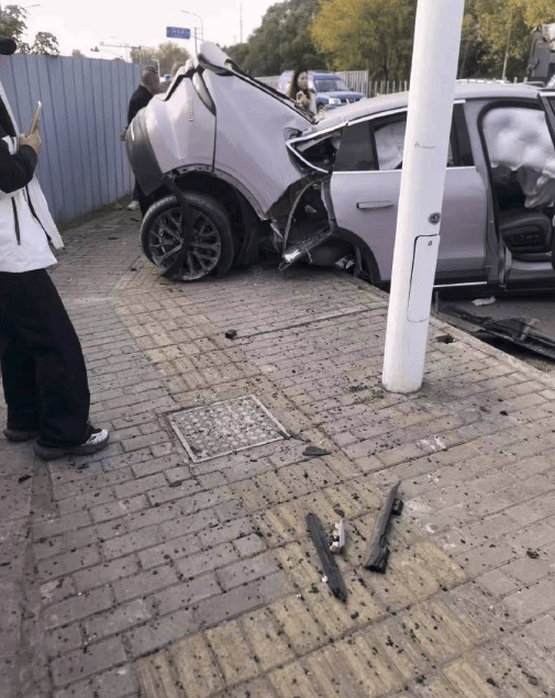 利物浦比分
_上海一辆蔚来EC6撞石墩后车尾断裂利物浦比分
,客服回应:目前已与车主取得联系,正在复盘事故经过