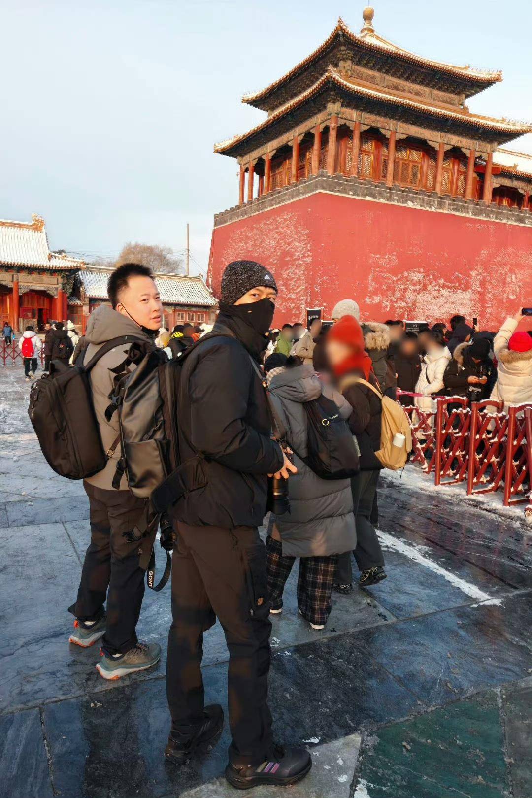 香港足球联赛
_北京初雪后多位路人在故宫偶遇李现香港足球联赛
，他手里拿着相机，网友：期待他更新故宫雪景照片