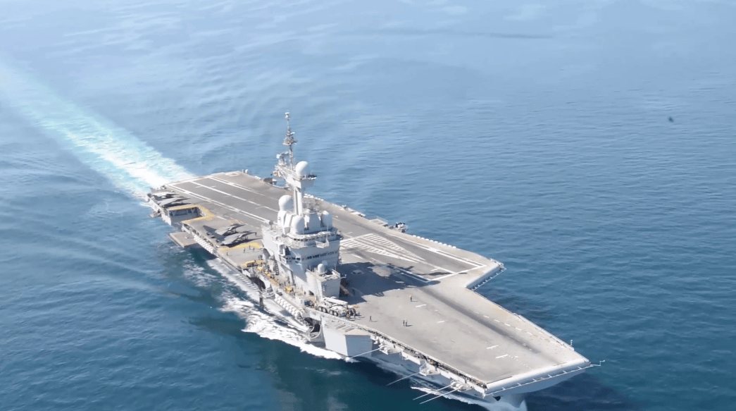 皇冠welcome注册账号_法国航母刚进入南海皇冠welcome注册账号，迎面遇上40艘中国军舰？法高官称做好开战准备，比美舰受尊重