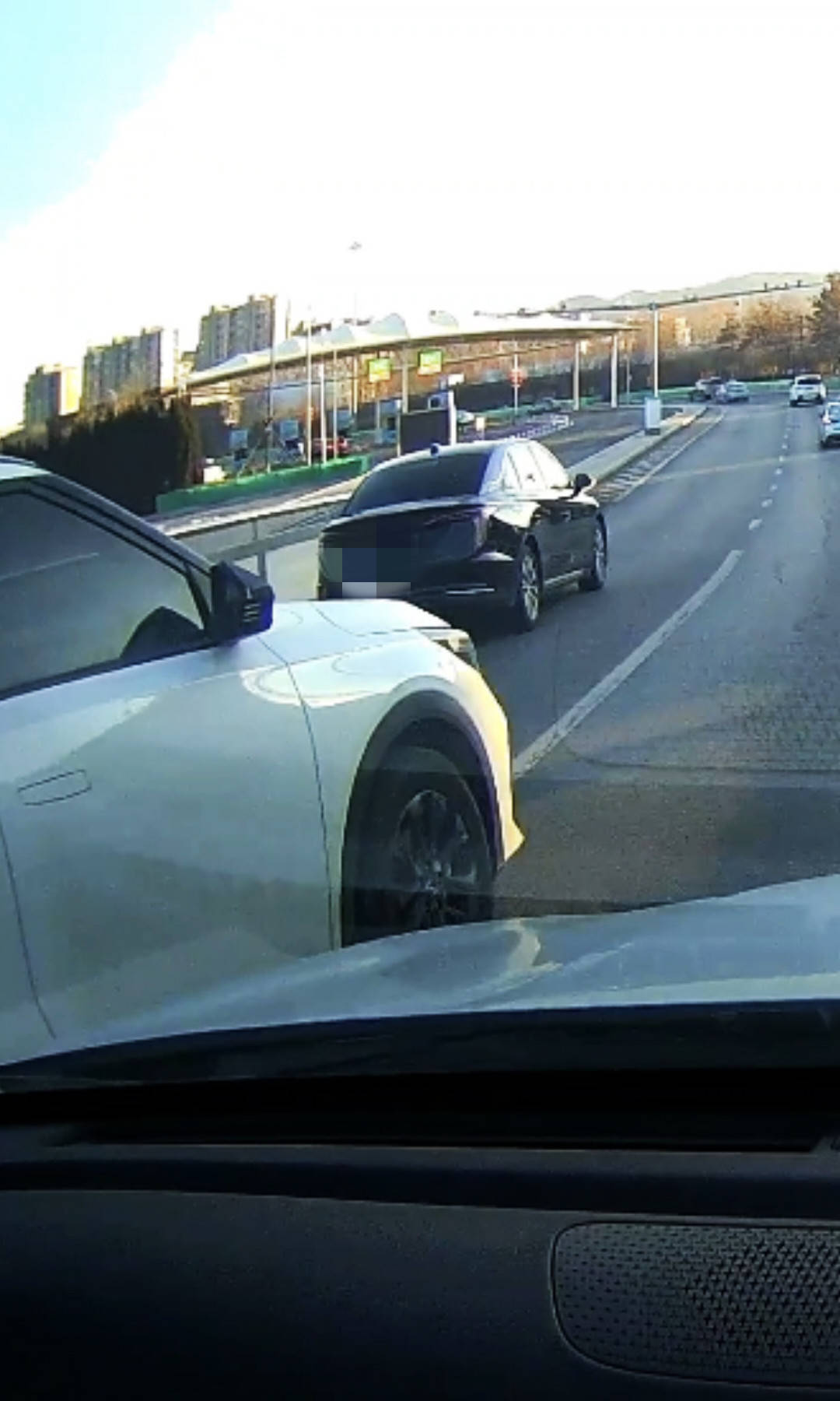 皇冠信用网代理_事发大连周水子机场二楼下桥道皇冠信用网代理，白色SUV强行并道险酿事故