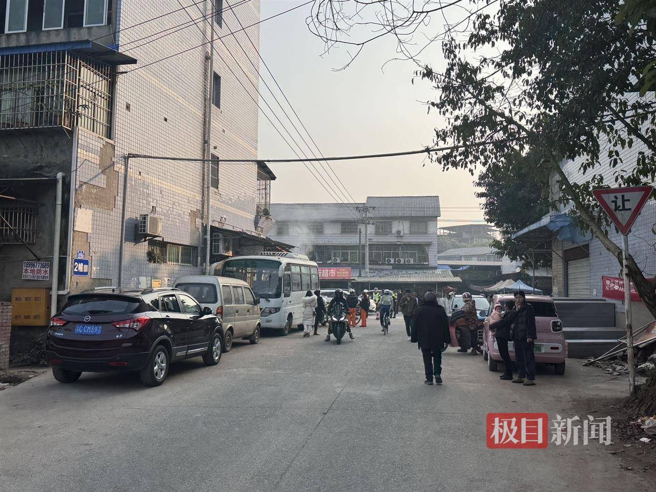 皇冠电话多少_实探“千人帮忙杀猪”的合川庆福村：热闹如5A级景区皇冠电话多少，车流堵到5公里外，有网友骑摩托接人进村