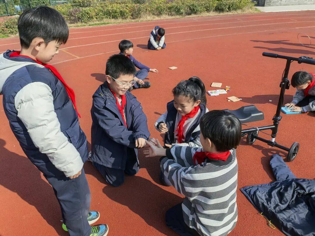 皇冠信用网注册网址_杭州小学女生躲在厕所偷偷哭皇冠信用网注册网址，医生建议休学！没想到2个月来，她一节课没落下！“原来除了爸爸妈妈，还有那么多人爱我”