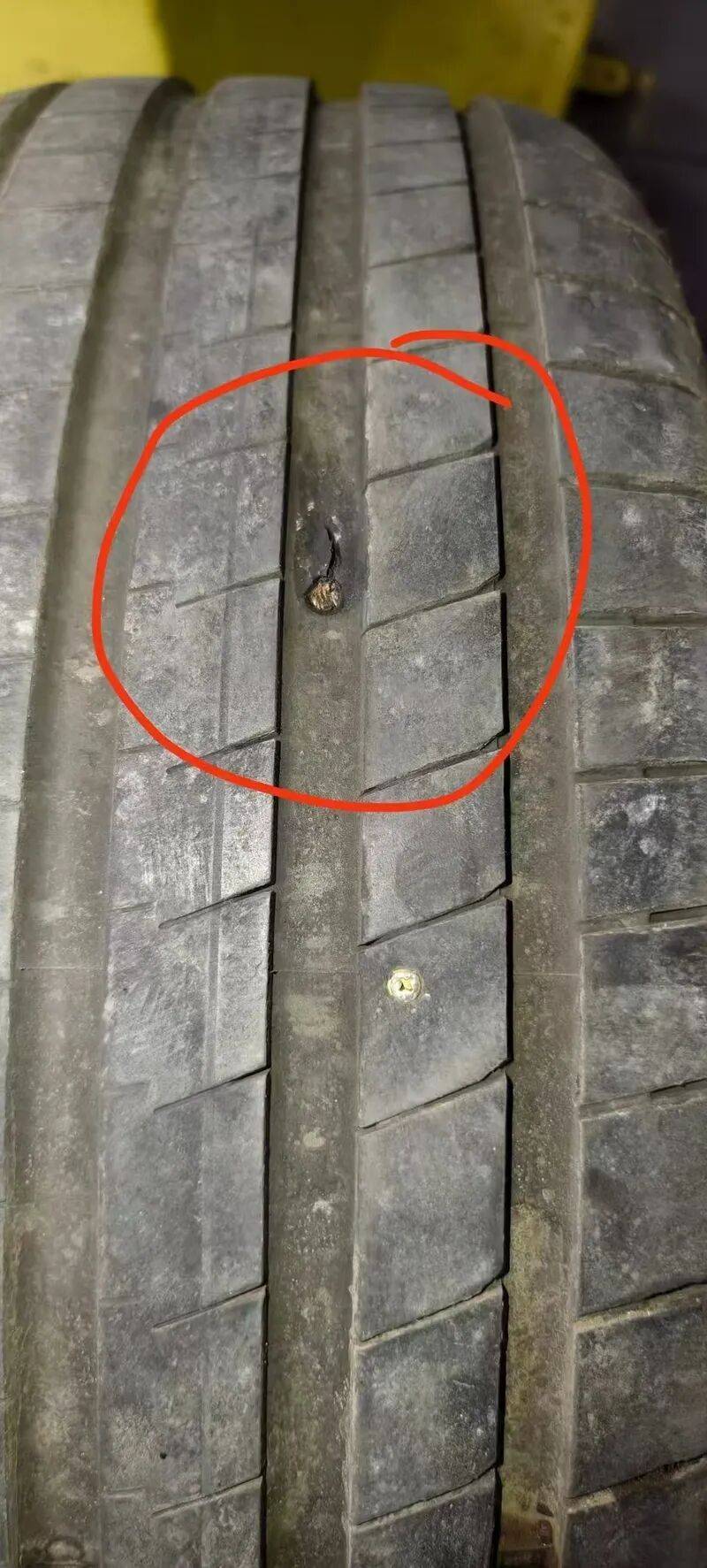 世界杯预赛
_长约1米世界杯预赛
,底部还有弯钩!北京一车主的轮胎被路面遗撒扎爆,损失谁担?