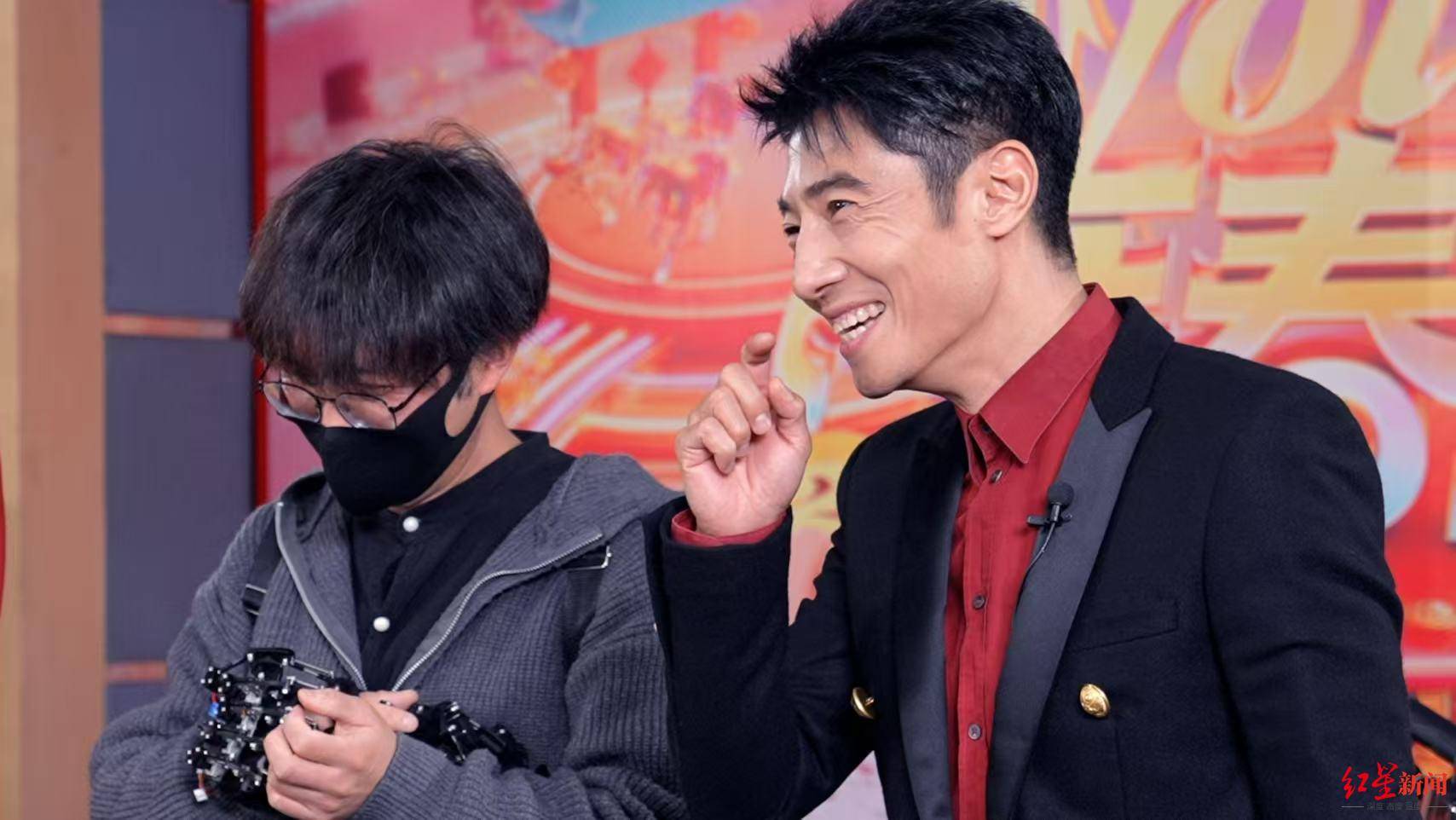 皇冠信用网怎么注册_春晚预热名场面皇冠信用网怎么注册!成都百万粉丝博主范十三带撒贝宁“御剑飞行”