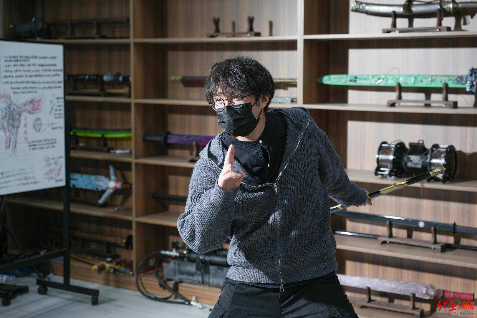 皇冠信用网怎么注册_春晚预热名场面皇冠信用网怎么注册!成都百万粉丝博主范十三带撒贝宁“御剑飞行”