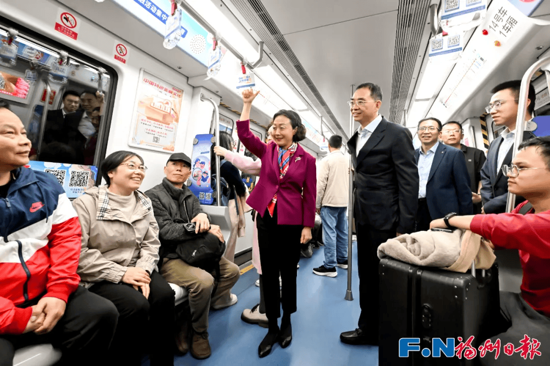 皇冠mos011
_福建省委副书记、福州市委书记郭宁宁皇冠mos011
,市长吴贤德暗访,乘地铁与游客交流