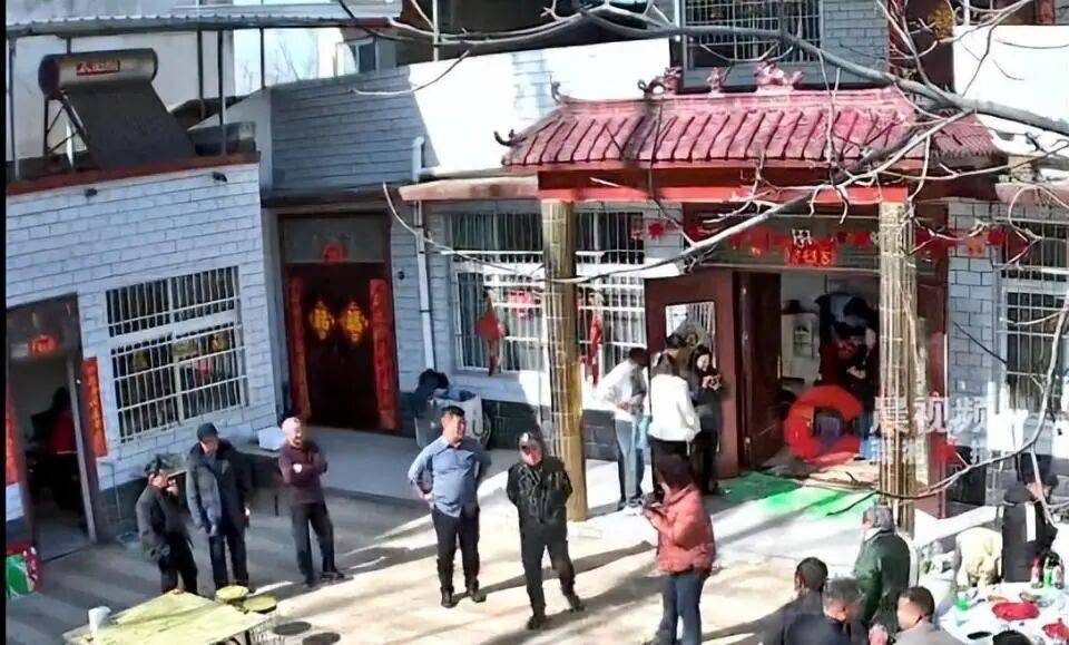 皇冠足球直播_30余人欢聚2小时各自离去皇冠足球直播，男子回看监控：无法用言语表达