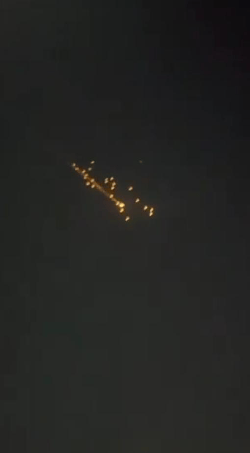 正网皇冠信用网 _破釜沉舟！伊朗发射子母弹猛轰正网皇冠信用网 ，击落37架无人机，中东被炸成火海