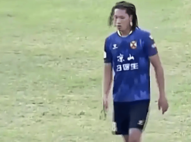 皇冠足球管理平台出租_全国禁赛5年!凉山队一球员不满判罚赛后飞踹拳击裁判皇冠足球管理平台出租,此前已被四川省内禁赛5年