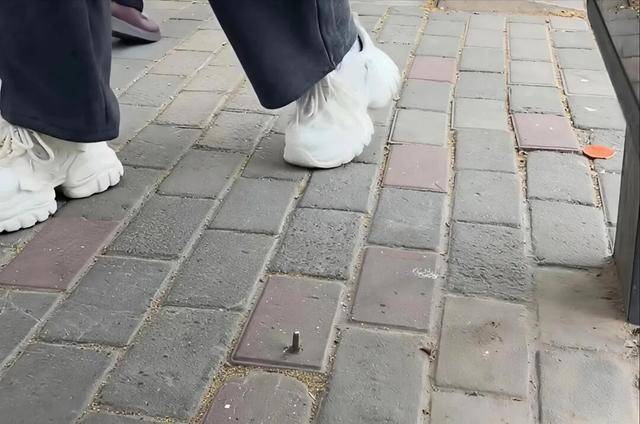 皇冠登录地址_“拔钉侠”越火 城市管理者越该脸红丨豫观察