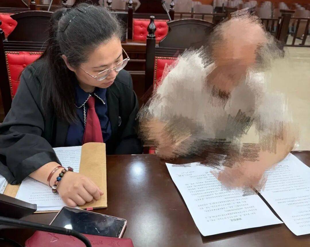 皇冠信用网登1_亲兄弟各自继承一套房产皇冠信用网登1,弟弟因无独立厨房多年无偿占用哥哥名下7平方米房间,多次协商均失败,最终经律师调解和解