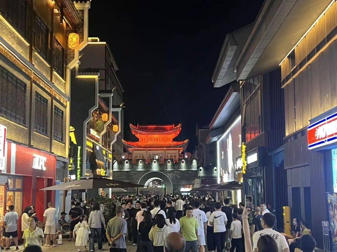 皇冠登3代理_一座“人造空城”爆改后复业：客流已超100万人次皇冠登3代理，商铺快招满！央视曾曝光其总耗资24亿元，“停车场是唯一盈利项目”