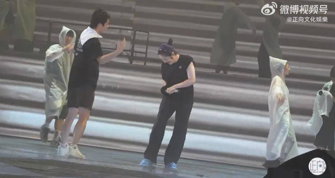 皇冠上下级联系_知名歌手广州开演唱会皇冠上下级联系，突然坐地上，称“太热没风，有点晕”！广东天气最新提醒