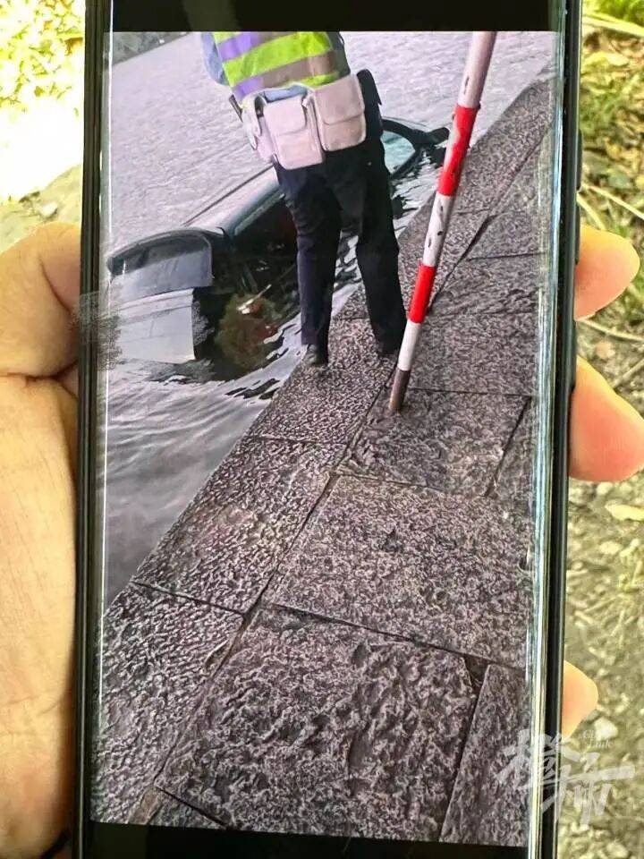 皇冠信用网怎么注册_清晨一辆新能源车不慎冲进西湖皇冠信用网怎么注册,一男一女从水中爬出,景区回应:因操作不当落水,司乘人员无大碍,车辆已打捞上岸