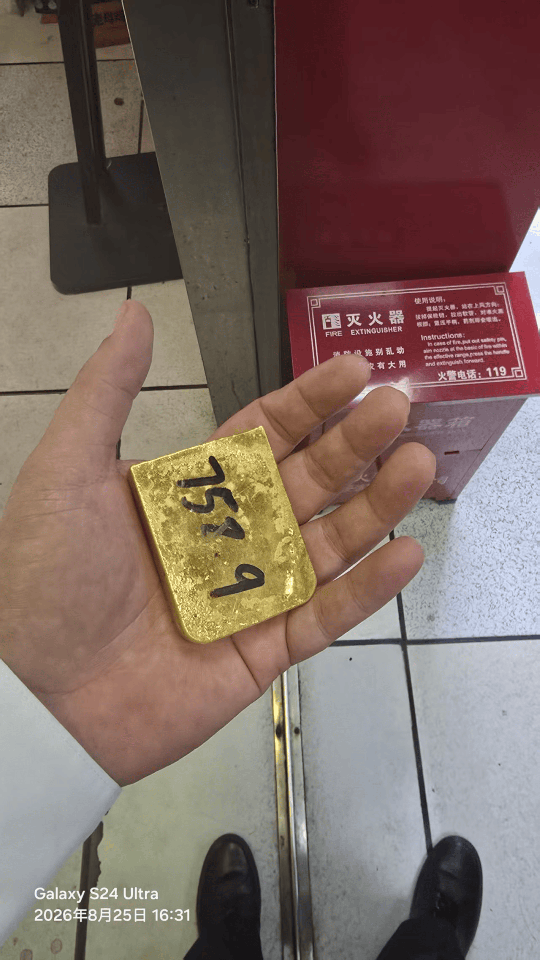 皇冠信用网会员如何注册_深圳水贝一女子捡到价值90万元的黄金皇冠信用网会员如何注册,重758.9克,原地等候未见失主交给商场保安