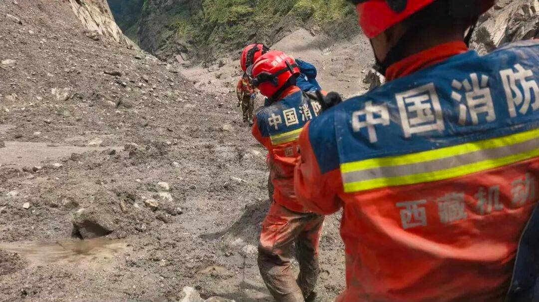 足球外围买球网站_西藏泥石流灾害现场沿岸树枝挂满裹着泥浆的衣物足球外围买球网站,救援最新画面:淤泥没过膝盖
