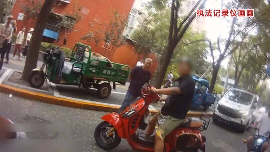 皇冠信用网在哪里开通_北京朝阳一“京A”摩托车骑手没戴头盔被拦皇冠信用网在哪里开通,开始配合,突然闯卡加速逃跑,警方一查竟发现……