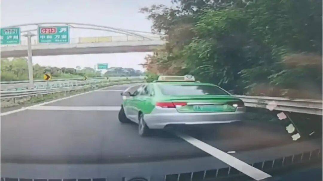 皇冠信用网最新地址_成都绕城高速匝道上一出租车倒车被后车拍下皇冠信用网最新地址，网友纷纷@成都交警；交警：高速倒车是违法行为，扣12分