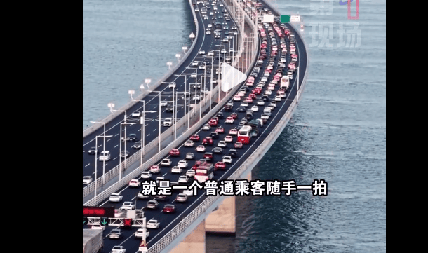 皇冠信用网登3代理_女生坐飞机拍到车钻入海底:船在水上游皇冠信用网登3代理,车在水下走