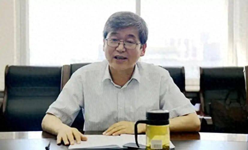 皇冠体育App下载_内蒙古师范大学原党委书记阿拉坦仓皇冠体育App下载,辞去自治区人大代表职务;曾任呼和浩特民族学院副院长、内蒙古师范大学校长