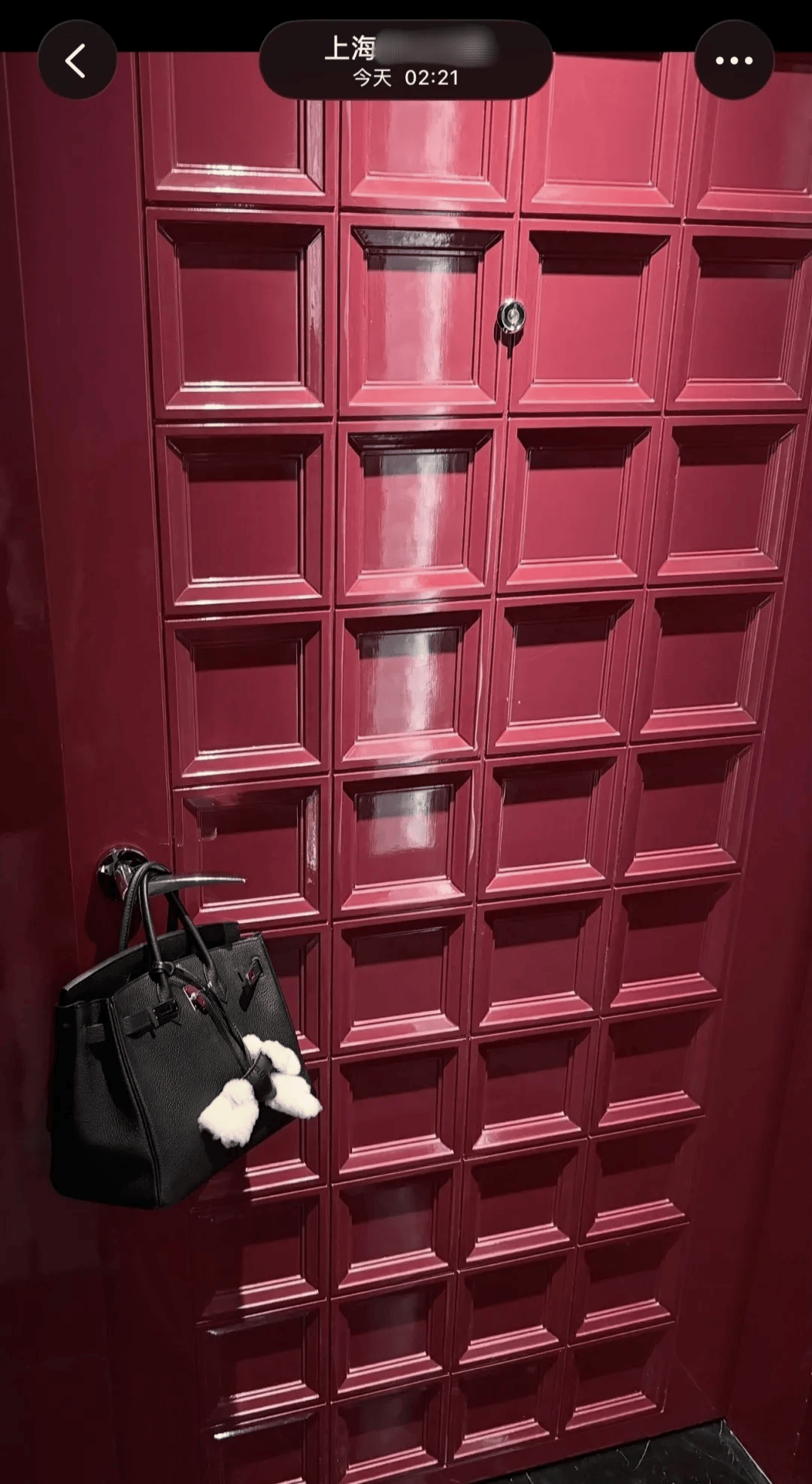 正版皇冠信用网_女子称入住上海某4000多元一晚的酒店正版皇冠信用网,工作人员将其爱马仕包挂门外,当事人:证件、银行卡都在包里,被人拿走就麻烦了;酒店:正处理此事