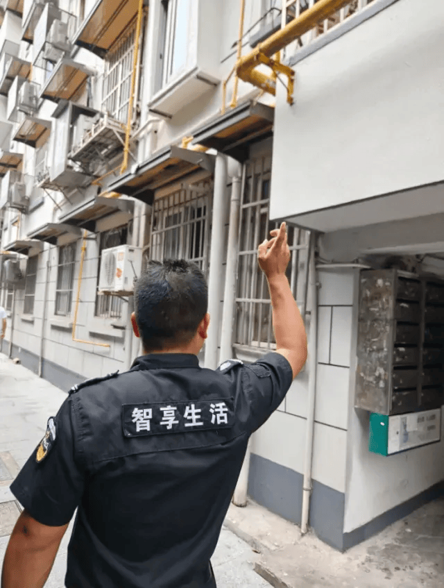 皇冠足球管理平台出租_浙江一男子刚上班皇冠足球管理平台出租,捡到3张纸条,打开还有自己名字:我已20小时,没有进食进水,帮我,求你了……