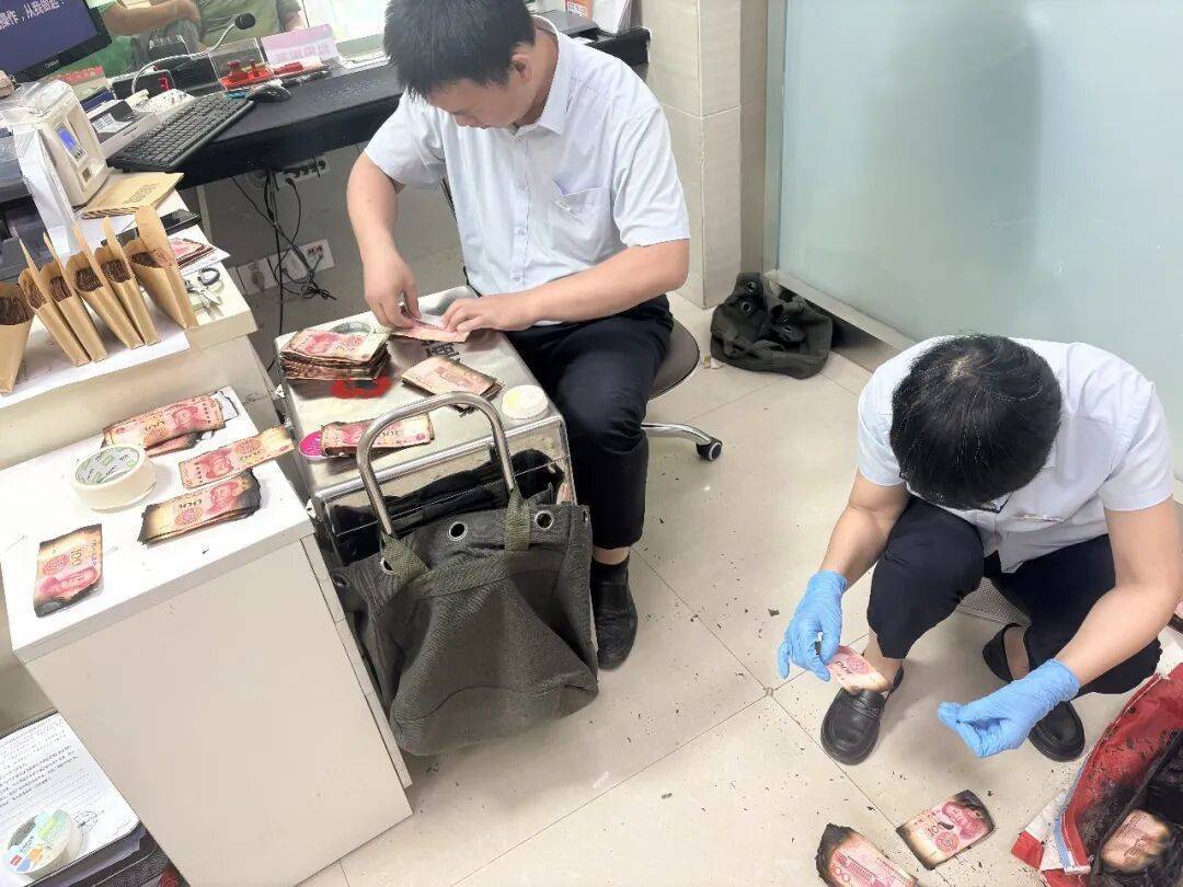 皇冠信用网哪里申请_山东年迈失独夫妇因家中线路老化引发火灾皇冠信用网哪里申请,20多万元现金被烧成“黑炭”,粘连结块、一碰就碎;银行最终为其兑换13.12万元